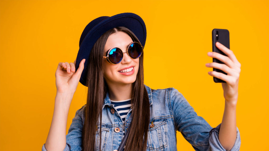 femme lunettes de soleil chapeau