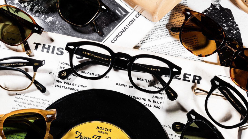 paire de lunettes moscot